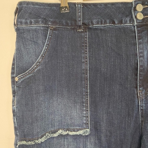Lane Bryant Boot Cut Jeans Size 26 Cropped Raw Hem Mid Rise Stretch Color Blue - Picture 2 of 9